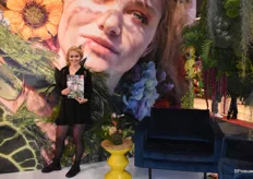 Greenlady Esmee van Adomex met hun nieuwe magazine; Green powers the Flowers.